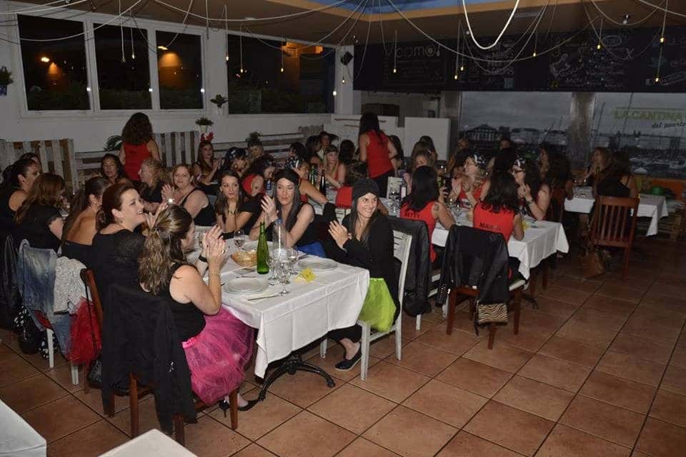 Ambiente de una cena baile de Navidad, foto 1