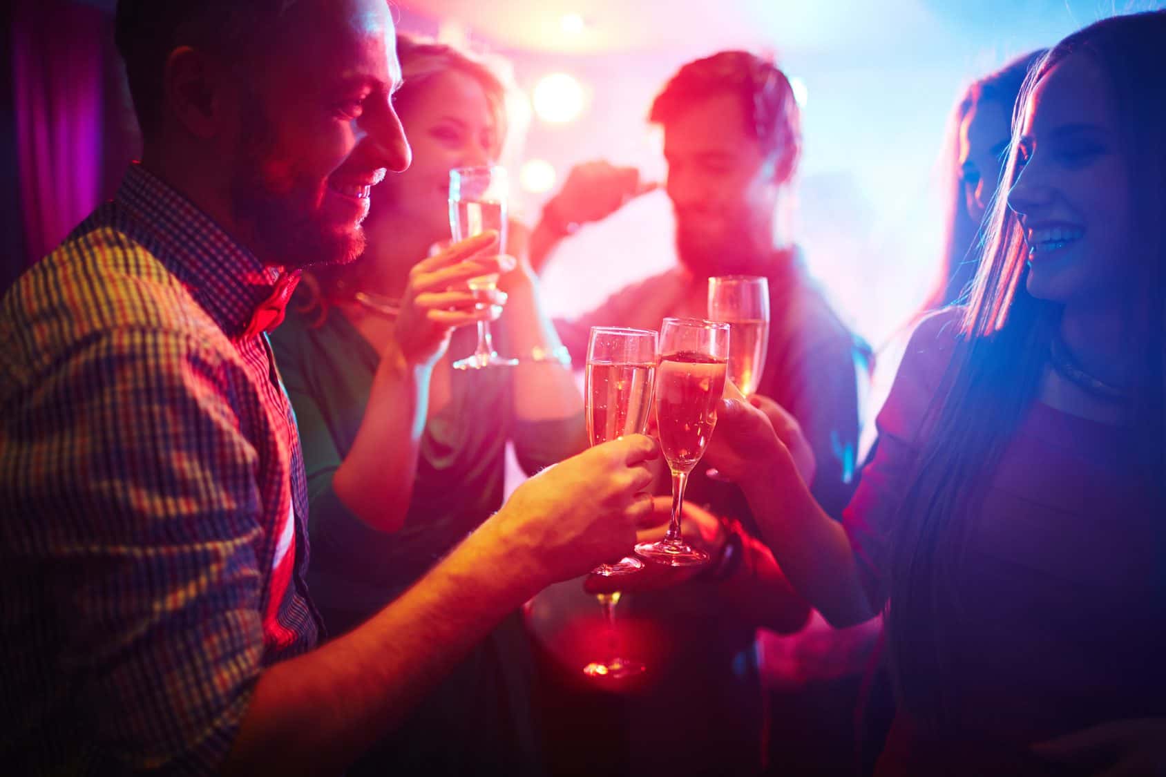 Brindis con copas en una cena baile de Navidad